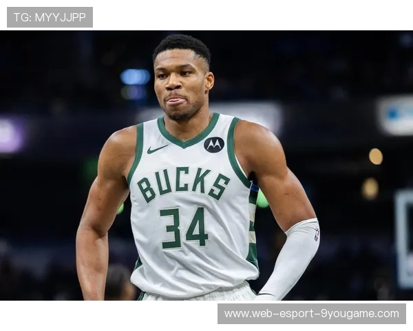 字母哥冲进禁区，密尔沃基雄鹿的防守随即到位